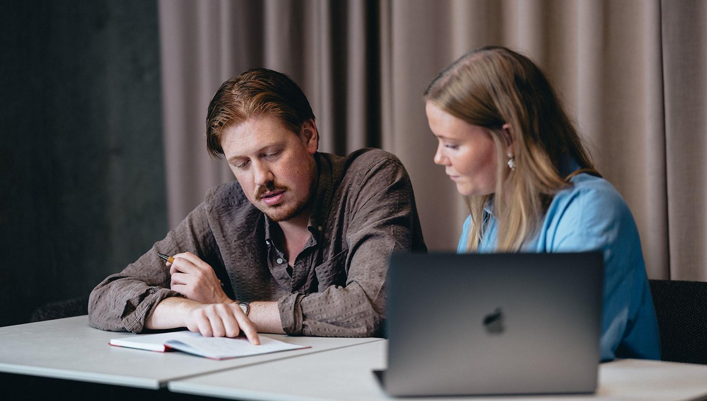 coworkers-talking-about-notes